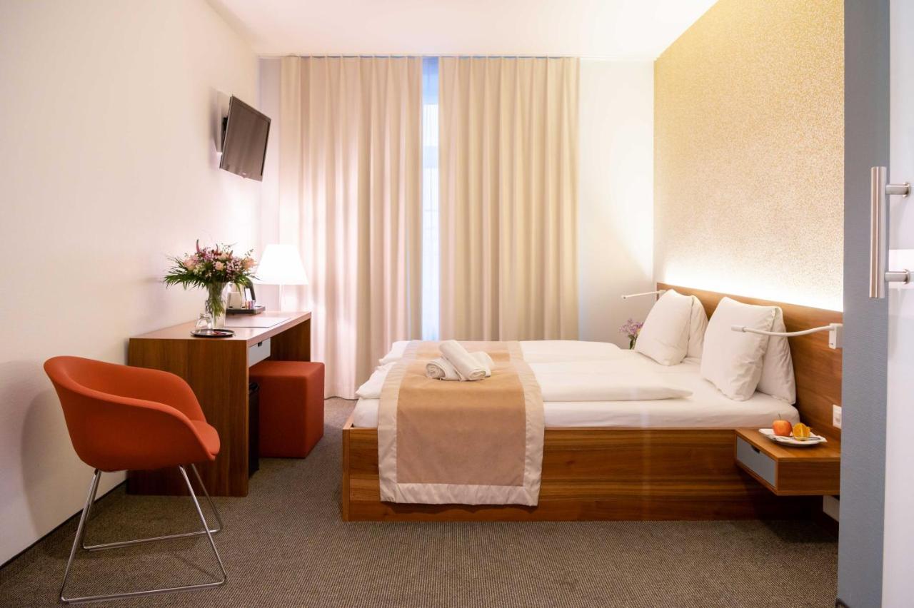 Hotel Engel Am Bahnhof เวเดนส์วิล ภายนอก รูปภาพ